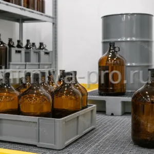 Уксусная кислота HPLC в бутылях 2,5 л и промышленной бочке на складе растворителей для жидкостной хроматографии.