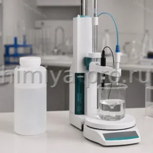 Готовый раствор уксусной кислоты 1 моль/л в бутыли HDPE 1 л рядом с автоматическим титратором в аналитической лаборатории.