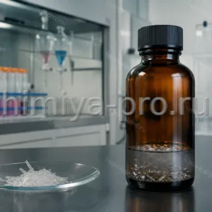 Бесцветный фенол 99,5 % в янтарном флаконе с инертной подушкой для фенол-хлороформной экстракции нуклеиновых кислот.