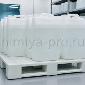 Канистры с вязкой ортофосфорной кислотой 85% фарм. на паллете в чистом складском помещении для фармацевтики.