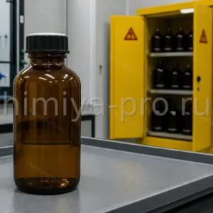 Бесцветный фторбензол в янтарной бутыли на лабораторном поддоне у шкафа для легковоспламеняющихся растворителей.