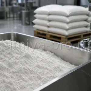 Плотный белый порошок микрокристаллической целлюлозы ФР-Селл 301 в стальном бункере цеха компактного таблетирования.