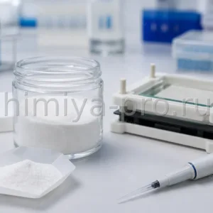 Белый порошок буфера CAPSO в стеклянной банке и на чашке весов на столе молекулярно-биологической лаборатории.