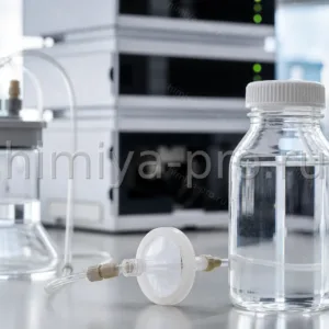 Прозрачный этилацетат марки HPLC в бутыли с фильтром на аналитическом столе для подготовки элюентов ВЭЖХ