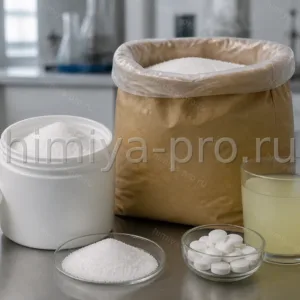 Белый кристаллический порошок DL-яблочной кислоты в банке и мешке на столе пищевой и фармацевтической лаборатории