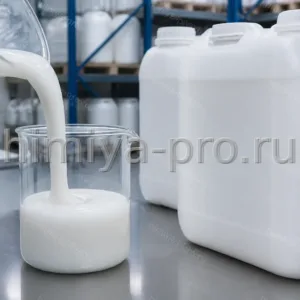 Молочно-белая водная эмульсия сополимера SYNTRAN 5907 в лабораторном стакане рядом с канистрами