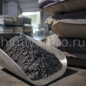 Тёмно-серый кристаллический графит ГЛ-1с с металлическим отливом у бумажных мешков литейного склада