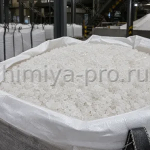Кристаллический хлорид натрия галит в промышленном мешке на складе для химии, бурения и котельных