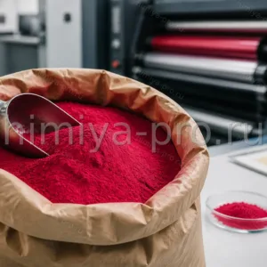 Красный азопигмент PR57:1 в открытом мешке на лабораторном столе, лак красный ЖБ для офсетных и флексографических красок