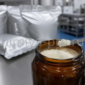 Белый кристаллический порошок метилурацила в лабораторной банке, субстанция для ранозаживляющих мазей и суппозиториев