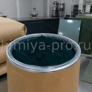 Тёмно-зелёный порошок хлорированного фталоцианина PG7 в промышленном барабане, пигмент для фасадных красок и пластиков