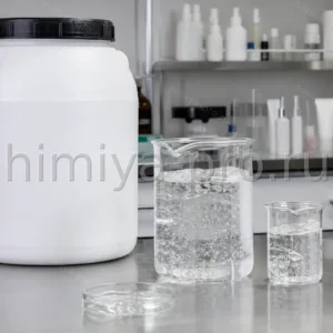 Прозрачный водный раствор сополимера VP/VA в стаканах и промышленной канистре косметической лаборатории
