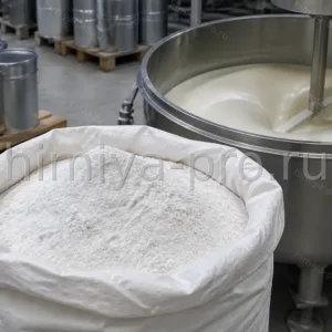 Белый порошок алюминия стеарата марки Ч в мешке рядом с ёмкостью для лакокрасочных материалов