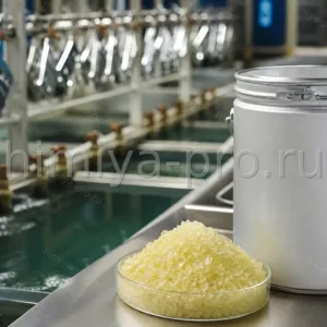 Бледно-жёлтый бензилиденацетон в промышленной канистре на участке электролитического цинкования