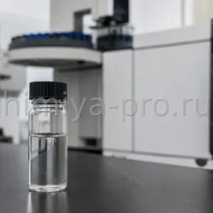 Бесцветный реагент БСТФА во флаконе 25 мл на столе лаборатории газовой хроматографии
