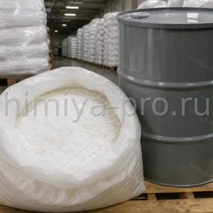 Белые кристаллы бутилгидрокситола в мешке и стальной бочке на складе для масел и полимеров