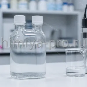 Прозрачный буферный раствор pH 3 во флаконе 500 мл на лабораторном столе для промежуточной калибровки