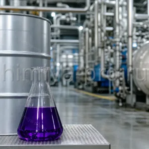 Фиолетовый раствор версатата неодима 40% в колбе и промышленной бочке на участке синтеза каучука