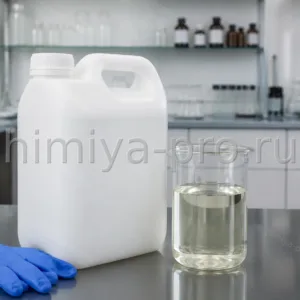 Бесцветный раствор гликолиевой кислоты 70% в кислотостойкой канистре на столе косметической лаборатории