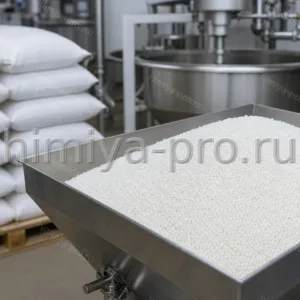 Белые гранулы глицеринмоностеарата GMS в стальном бункере рядом с мешками 25 кг на производстве эмульгаторов.