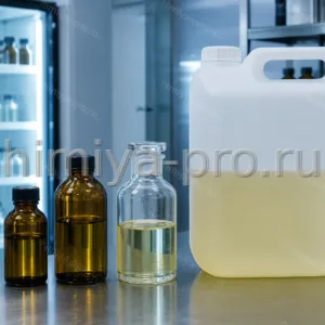 Светло-жёлтый диметилацетон-1,3-дикарбоксилат во флаконах на лабораторном холоде