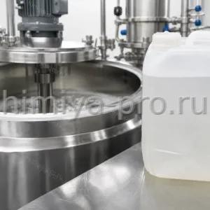 Бесцветный опалесцирующий раствор кокамидопропилбетаина 45 % в канистре ПНД у смесителя косметического цеха