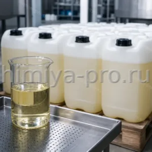 Бледно-жёлтое масло виноградной косточки в лабораторном стакане рядом с канистрами на складе