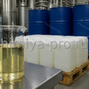 Бледно-жёлтое рафинированное соевое масло в лабораторном стакане и промышленных канистрах на складе