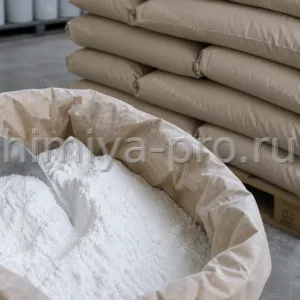 Белый мелкодисперсный микротальк Т-20 в промышленном мешке и на стальном совке на складе наполнителей