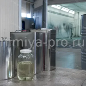 Желтоватый растворитель Р-102 в металлических канистрах и бочке на участке хранения лакокрасочных материалов