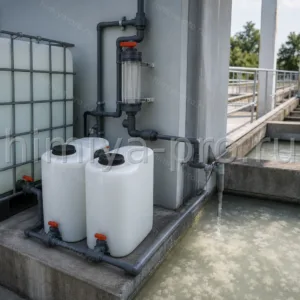 Водный раствор сульфата алюминия в канистрах и IBC у узла дозирования: жидкий коагулянт для осветления воды на станции