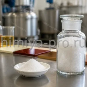 Белые кристаллы толуол-4-сульфокислоты моногидрат 98% в лабораторной склянке на столе для катализа смол