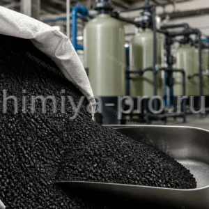 Чёрные гранулы активированного угля АG-3 из мешка на фоне напорных фильтров промышленной водоподготовки