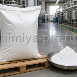 Белый порошок тетранатриевой соли EDTA в промышленном мешке на складе хелатирующих агентов для водоподготовки