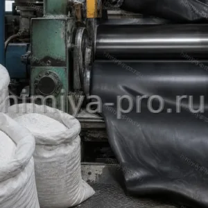 Белый порошок стеарата цинка у вальцов резиносмесительного участка как антиадгезив резиновых смесей