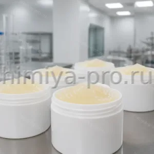 Светло-жёлтая паста эмульгатора ПЭГ-40 сорбитан стеарат Твин-60 в канистрах на столе фармацевтического участка