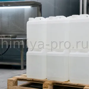Пластиковые канистры бесцветного изопропилового спирта AIPS на складе промышленных растворителей