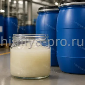 Вязкая паста лауретсульфата натрия SLES 70% в лабораторной банке у промышленных бочек на складе ПАВ