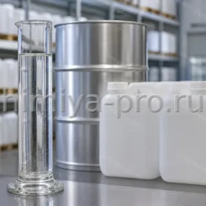 Бесцветный вязкий пищевой монопропиленгликоль в мерном цилиндре рядом с канистрами и бочкой на складе
