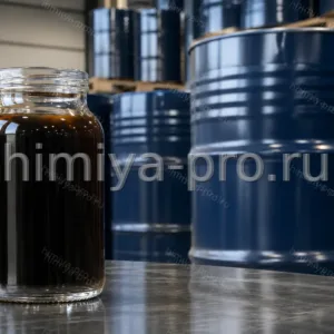 Тёмно-коричневая жидкость полимерного MDI в образце рядом с герметичными бочками 250 кг на складе ППУ