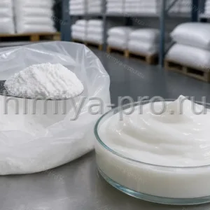 Мешки белого карбомера FD21 и короткий густой гель на столе — загуститель кремов, лосьонов и гелей для душа.