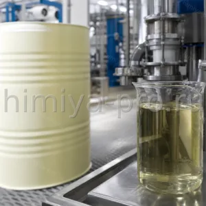 Бледно-жёлтый раствор DTPMPA 50 % у промышленной бочки — фосфонатная кислота для ингибирования накипи и стабилизации H2O2.