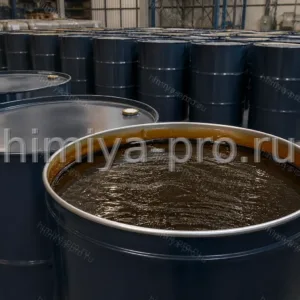 Тёмная вязкая жидкость полиуретанового преполимера в промышленных бочках на складе строительных покрытий