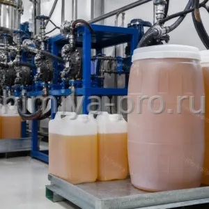 Канистры и бочки полиоловой смеси компонента B полиуретановой системы на участке дозирования