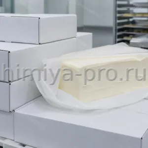 Блоки пластичной белой массы специальных жиров Медалия на паллете пищевого склада для промышленной выпечки