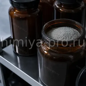 Тёмные банки серого кристаллического порошка N,N-диметил-п-фенилендиамин дигидрохлорида на полке реактивов