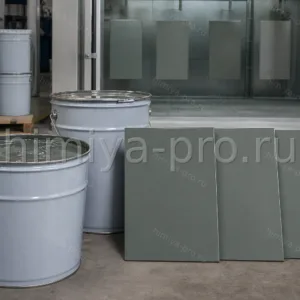 Пигментная PU-паста 1902/535 в вёдрах у стальных панелей с укрывистой полиуретановой эмалью на линии окраски металла.