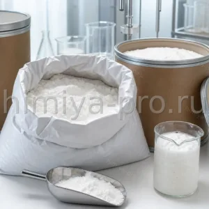 Мешки белого порошка кокоилглутамата натрия RenatuCare SCG95 и стакан с мягкой пеной на столе косметической лаборатории.