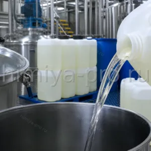 Канистры прозрачного неионогенного ПАВ Rokanol NL 8 на линии смешения бытовых моющих средств, жидкость в смесителе.