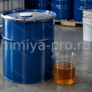 Янтарная вязкая полиольная смесь компонента B полиуретановой системы в промышленных бочках на складе химии